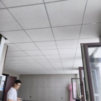 Matériaux de plafond intérieur pour maison résidentielle, dalles de plafond acoustiques noires 2x4, laine de verre, classe moderne, ignifuge, NRC élevé 0,9-1,0
