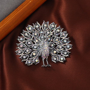 Broche de moda de alta costura con diseño de cola de pavo real, pin de animal con pedrería, para abrigos de invierno, suéteres y corchos para mujer. - Product Image 2
