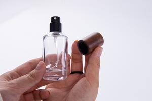 Flacon de <span class=keywords><strong>Parfum</strong></span> Plat Premium en Promotion, Diffuseur 30ml 50ml 100ml, Bouteille de <span class=keywords><strong>Parfum</strong></span> Femme Design Personnalisé en Verre pour <span class=keywords><strong>Parfum</strong></span> - Product Image 3