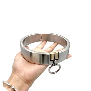 आकर्षक स्टेनलेस स्टील पुरुषों के लॉक योग्य पांच-टुकड़ा सेट, पैर के इऑन और कॉलर प्रतिबंधों का सावधानीपूर्वक तैयार किया गया। - Product Image 1