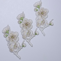 Vente en gros personnalisée de patchs brodés de fleurs de haute qualité et d'étiquettes brodées thermocollantes pour la décoration de vêtements