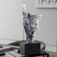Figurines de femme en résine abstraite en gros, décorations d'art moderne comme ornements cadeaux pour la présentation sur table intérieure