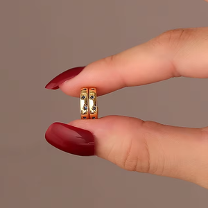 Pendientes de Aro Geométricos Modernos con Incrustaciones de Circonita Cúbica y Baño de Oro de 18K en Forma de Estrella - Product Image 3