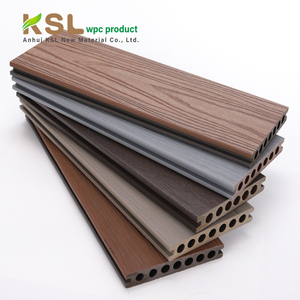 Terraza Exterior Tradicional con Apariencia de Madera, Tarima de WPC Coextruido Impermeable, Superficie Cepillada Hueca, Garantía de 5 Años - Product Image 1