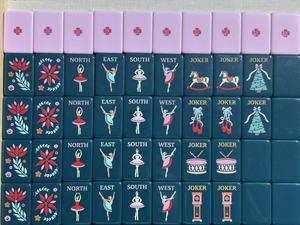Juego de fichas de mahjong acrílicas americanas con diseño de Casita de Jengibre, <span class=keywords><strong>Bailarina</strong></span> y Estampado Floral Festivo, en azul marino oscuro, con temática de Ballet Navideño y Cascanueces - Product Image 2
