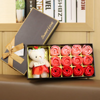 Idées cadeaux pour la Saint-Valentin : ours en peluche, fleur dans une boîte, ours en peluche, fleur de savon, boîte de fleurs artificielles en rose pour la décoration
