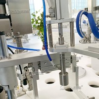 Machine automatique de remplissage et de bouchage de flacons à bille roulante, type chuck, pour déodorant et huiles essentielles