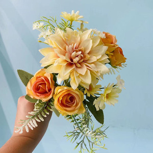 Ramo de Flores Artificiales de Dalia y Rosa de Tacto Suave, Flores de Seda Hechas a Mano para Decoración de Bodas y Hogar - Product Image 4