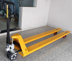 Chariot à palettes manuel de haute qualité, capacité de charge de 2,5 tonnes, fourche extra-longue de 2500 mm, nouveau nylon PU, garantie de 12 mois, fabriqué au Vietnam - Product Image 2