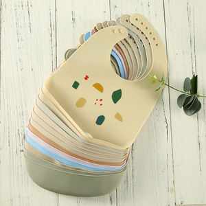 도매 사용자 정의 실리콘 아기 수유 턱받이 방수 식품 학년 실리콘 턱받이 어린이를위한 개인화 된 만화 브랜드 디자인 - Product Image 1