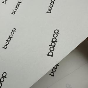 Rollo de Papel de Regalo Sintético Virgen Personalizado al por Mayor, Resistente a la Humedad, para Zapatos y Ropa - Product Image 1