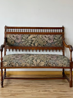 Amerikanischer Landhausstil Massivholz Geschnitztes Antikes Vintage Mid-Century Walnussfarbenes Sofa Fotostudio Fotografie Ferienhaus Doppelbett