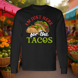 Camiseta de manga larga con diseño de comida mexicana y jugueteismo de palabras: I'm Just Here For The Tacos - Product Image 3