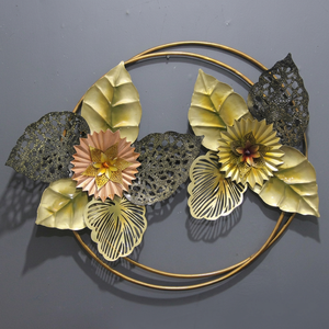Couronne murale florale ronde en métal de style nordique |   Décoration murale en métal en forme de feuille creuse dorée et noire pour chambre à coucher, salon, etc. - Product Image 1