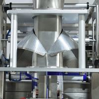 Machine de pesage et d'étiquetage PLC multifonction entièrement automatique pour le remplissage de sacs de sel, de riz, de bonbons, de sucre et de dattes en sachets en aluminium