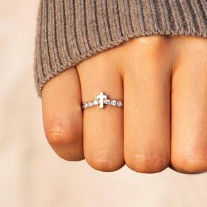 Anillo de Diamantes de Oro Blanco para Mujer Q538 con Diseño de Cruz para Ceremonias Religiosas, Corte Brillante Redondo Natural, Color G - Product Image 1