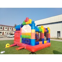 Grand château gonflable à thème Lego avec mur d'escalade pour enfants, idéal pour l'été, les jardins, les terrains de jeux extérieurs et la location commerciale