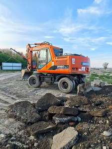 Excavatrice sur roues mobile Doosan DH150W à faible consommation de carburant, forte force de creusement, pour projets de canalisations urbaines - Product Image 2