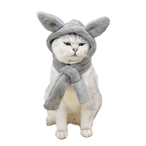 Écharpe à capuche pour animaux de compagnie en polaire corail, accessoire chaud d'hiver pour chien et chat, style monochrome gris rose - Product Image 4