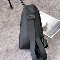 Penjualan langsung pabrik tas dada ritsleting poliester tahan air ringan multifungsi sesuai pesanan Logo kustom mode luar ruangan untuk pria