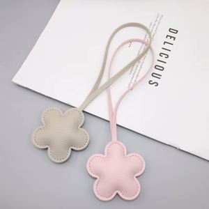 สายคล้องกระเป๋าหนัง PU แบบกำหนดเอง พร้อมจี้รูปดอกไม้สำหรับตกแต่งกระเป๋า - Product Image 4