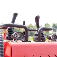 Loader Mini Track Skid Steer dari Pabrik Terpercaya, Kapasitas Angkut 450kg, Bucket 0.2m3, Tipe Stand on Crawler untuk Pekerjaan di Peternakan, Kebun, dan Rumah Pertanian