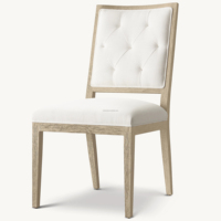 Chaise de salle à manger artisanale en chêne massif avec dossier capitonné blanc, assise en tissu rembourré et structure sans accoudoirs pour la décoration de salles à manger de luxe