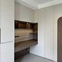 Ensemble de placards en bois minimalistes sur mesure avec table d'étude intégrée et unité de rangement pour villa et maison