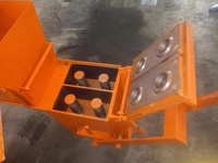 Machine à fabriquer des blocs creux en béton et des briques autobloquantes sans moteur, à commande manuelle, de la marque QT, avec pompe.