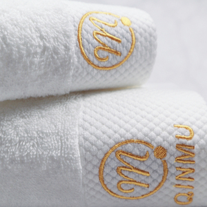 Ensemble <span class=keywords><strong>de</strong></span> serviettes d'hôtel Qinmu 5 étoiles <span class=keywords><strong>de</strong></span> luxe, 100% coton, brodées, séchage rapide, tricotées, logo personnalisé, serviettes <span class=keywords><strong>de</strong></span> bain douces pour la peau - Product Image 4