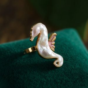 แหวนม้าน้ำมุก ชุบทอง PVD สแตนเลสสตีล 316L ดีไซน์ทนทานและยั่งยืน - Product Image 3