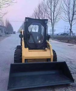 รถตักล้อยางขนาดเล็กจีน 4×4 ยี่ห้อ LIUGONG CAT CASE คุณภาพสูง รถตักดินแบบสกิดสเตียร์ เครื่องยนต์ดีเซล สำหรับงานก่อสร้าง - Product Image 1