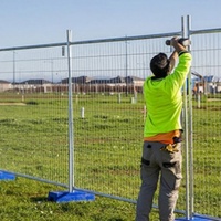 Panneaux de clôture temporaires portables galvanisés avec porte et dimensions personnalisées pour la gestion des files d'attente