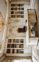 Bibliothèque murale de style palais français en bois massif sculpté, armoire de rangement haut de gamme à fond blanc pour villas et bureaux