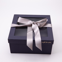 Boîte cadeau rigide pour vêtements de bébé, avec logo personnalisé en relief, revêtement UV, laminage mat, recyclable, pour la vente en gros de vêtements de nouveau-né