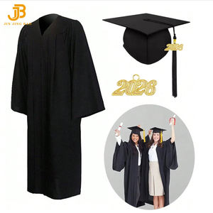 Un ensemble de robe de graduation noire et de casquettes pour la cérémonie de remise des diplômes Robe de graduation avec étole - Product Image 1