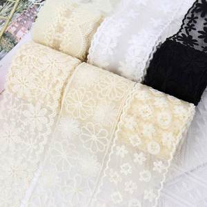 Ruban en dentelle florale délicate multi-largeurs vendu au mètre pour lingerie de mariée et décoration de mariage - Product Image 1