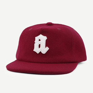 Casquette snapback vintage en feutre brodé personnalisé, logo, non structurée, profil moyen, en laine, 5 panneaux, avec sangle en cuir, bordeaux - Product Image 1