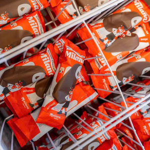 Barre de crème glacée au chocolat croustillante, gelato au lait enrobé de chocolat riche, dessert glacé, fournisseur OEM, marque privée, usine, vente en gros - Product Image 1