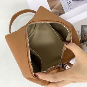 Sac de rangement de toilette en cuir véritable personnalisé pour hommes, sac de voyage simple et portable avec poignée, organiseur de maquillage pour femmes - Product Image 3