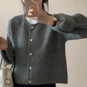 เสื้อคาร์ดิแกนถักสำหรับผู้หญิง สีพื้น กระดุมสีทอง สไตล์เรียบง่าย ใส่ซ้อนกันได้ในฤดูใบไม้ผลิ ป้องกันการเป็นขุย เสื้อแจ็คเก็ตสั้น คอทรงโอ แขนยาว ผ้าบาง - Product Image 6