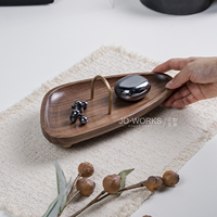 Plateau à bijoux en bois de noyer et laiton avec incrustations, organisateur de présentation pour colliers, boucles d'oreilles et bagues