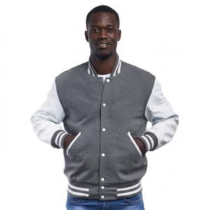 Veste de baseball grise pour homme avec manches blanches et poignets rayés, style décontracté, col rabattu, en polyester et coton - Product Image 1