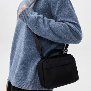 Sac bandoulière unisexe en nylon noir avec logo personnalisé, fermeture éclair, imperméable, pour voyage, hiver, automne - Product Image 1