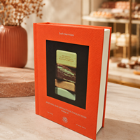 Boîte cadeau en chocolat de luxe personnalisée, emballage en papier rigide rouge avec insert à quatre compartiments, couvercle magnétique de style livre, vente en gros