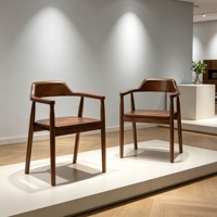 Fauteuil en bois de caoutchouc massif avec dossier incurvé, grain de bois riche, assise profilée et pieds effilés – Distributeur et importateur en gros