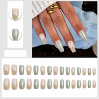 30PCS Kuku Akrilik Coffin Press-on Warna Pink Susu dengan Dasar Putih, Hiasan Bunga Daisy dan Daun Hijau, Lukisan Tangan, French, Kuku Palsu Berkilau
