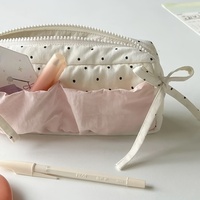 Trousse à crayons en tissu motif pois fraise, pochette de papeterie blanche avec nœud en forme de cœur et compartiment zippé