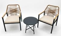 Ensemble bistrot 3 pièces en rotin tressé avec accoudoirs en bois, chaises rembourrées et table ronde en métal pour patio et jardin