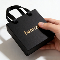 Sac en papier cadeau élégant et stylé pour mariage de la Saint-Valentin, petit sac en papier estampé à chaud, emballage pour boucles d'oreilles, boîte à bijoux en carton blanc avec mousse